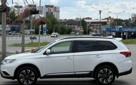 Mitsubishi Outlander III рестайлинг 3, 2022 год, 1 980 000 рублей, 12 фотография