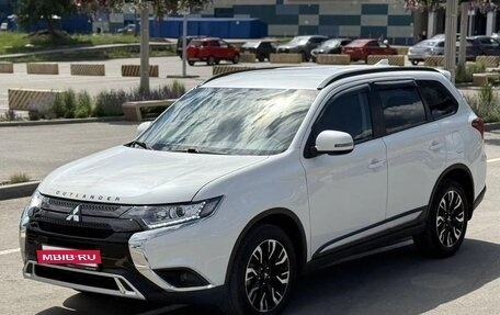 Mitsubishi Outlander III рестайлинг 3, 2022 год, 1 980 000 рублей, 5 фотография