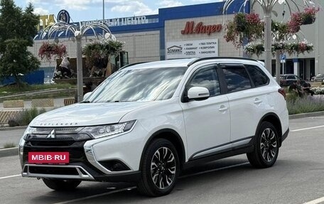 Mitsubishi Outlander III рестайлинг 3, 2022 год, 1 980 000 рублей, 4 фотография