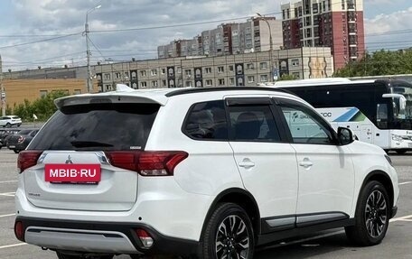 Mitsubishi Outlander III рестайлинг 3, 2022 год, 1 980 000 рублей, 10 фотография