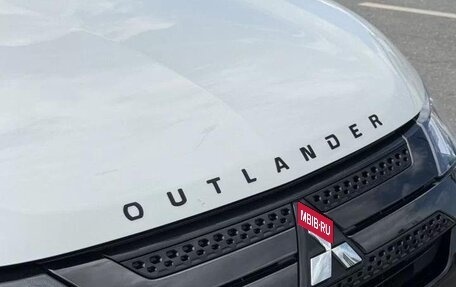 Mitsubishi Outlander III рестайлинг 3, 2022 год, 1 980 000 рублей, 8 фотография