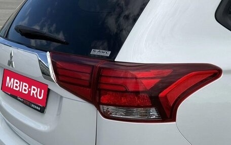 Mitsubishi Outlander III рестайлинг 3, 2022 год, 1 980 000 рублей, 16 фотография
