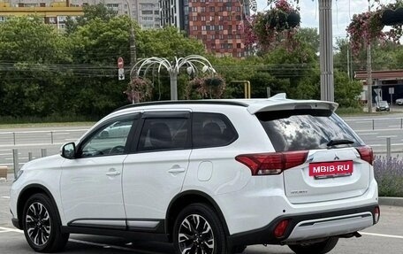 Mitsubishi Outlander III рестайлинг 3, 2022 год, 1 980 000 рублей, 11 фотография