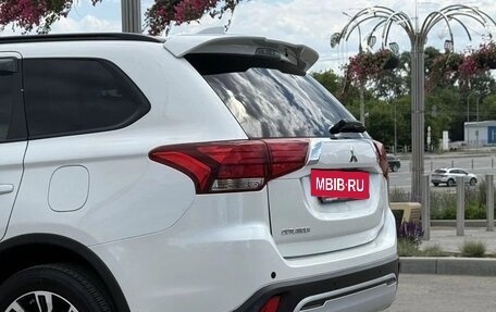 Mitsubishi Outlander III рестайлинг 3, 2022 год, 1 980 000 рублей, 14 фотография