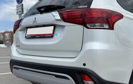 Mitsubishi Outlander III рестайлинг 3, 2022 год, 1 980 000 рублей, 15 фотография