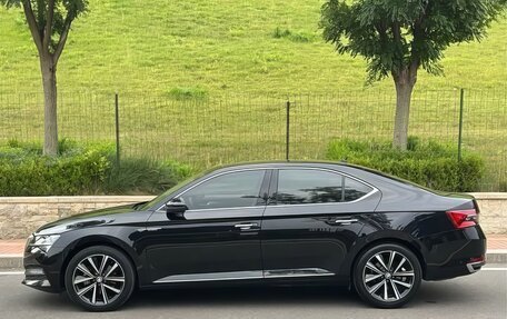 Skoda Superb III рестайлинг, 2021 год, 1 940 000 рублей, 3 фотография