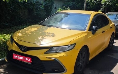 Toyota Camry, 2021 год, 2 300 000 рублей, 1 фотография