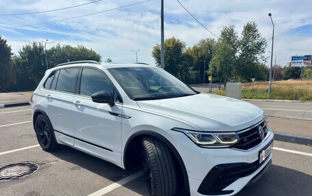 Volkswagen Tiguan II, 2021 год, 3 999 000 рублей, 2 фотография