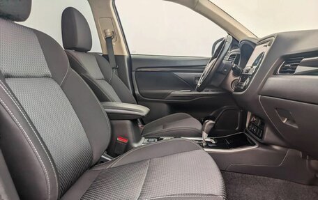 Mitsubishi Outlander III рестайлинг 3, 2019 год, 2 089 000 рублей, 10 фотография