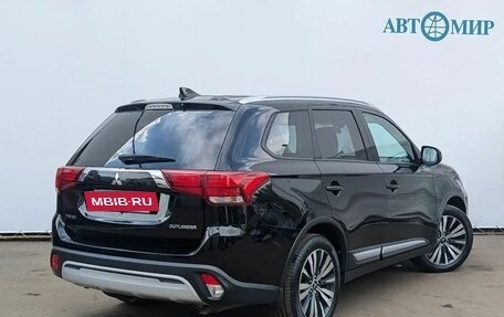 Mitsubishi Outlander III рестайлинг 3, 2019 год, 2 089 000 рублей, 5 фотография