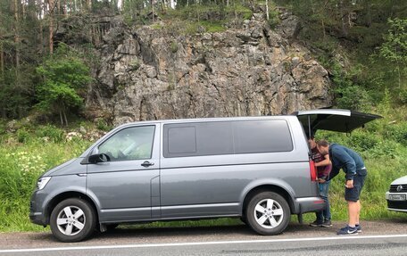 Volkswagen Multivan T6 рестайлинг, 2018 год, 5 000 000 рублей, 2 фотография