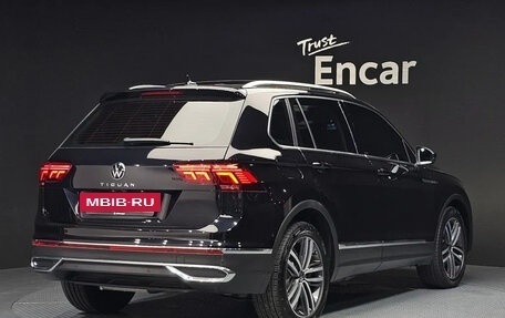 Volkswagen Tiguan II, 2021 год, 3 198 000 рублей, 2 фотография
