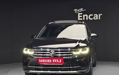 Volkswagen Tiguan II, 2021 год, 3 198 000 рублей, 3 фотография
