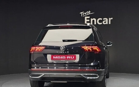 Volkswagen Tiguan II, 2021 год, 3 198 000 рублей, 4 фотография