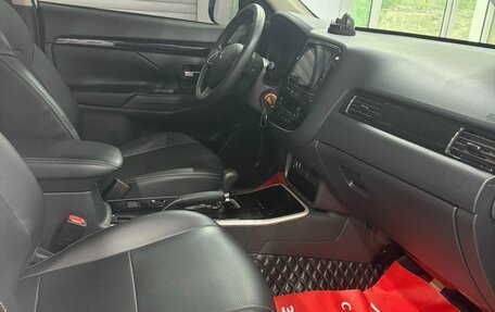 Mitsubishi Outlander III рестайлинг 3, 2021 год, 2 034 000 рублей, 14 фотография