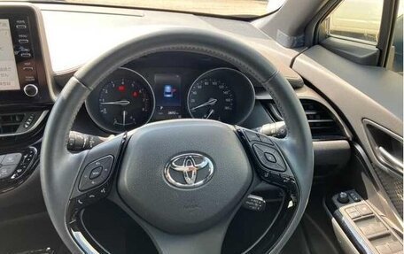 Toyota C-HR I рестайлинг, 2022 год, 1 900 000 рублей, 10 фотография