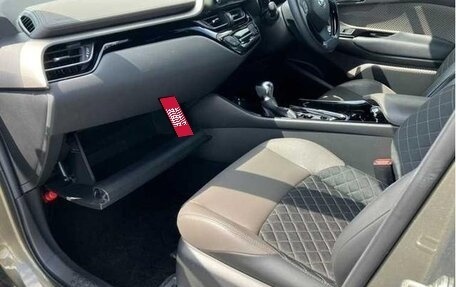 Toyota C-HR I рестайлинг, 2022 год, 1 900 000 рублей, 24 фотография