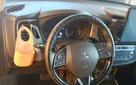 Mitsubishi Outlander III рестайлинг 3, 2019 год, 1 820 000 рублей, 7 фотография