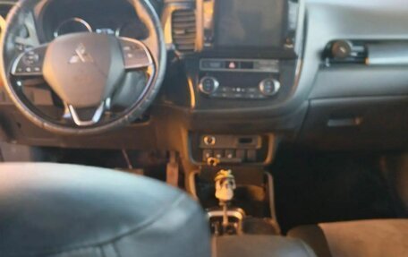 Mitsubishi Outlander III рестайлинг 3, 2019 год, 1 820 000 рублей, 4 фотография