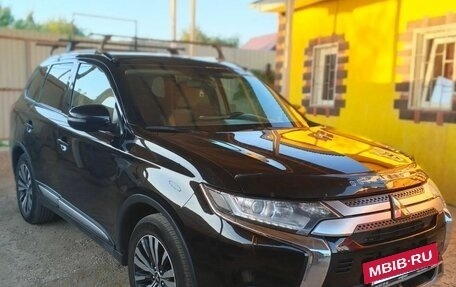 Mitsubishi Outlander III рестайлинг 3, 2019 год, 1 820 000 рублей, 3 фотография