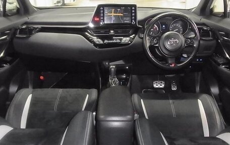 Toyota C-HR I рестайлинг, 2022 год, 2 100 000 рублей, 8 фотография