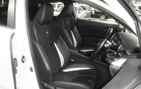 Toyota C-HR I рестайлинг, 2022 год, 2 100 000 рублей, 20 фотография