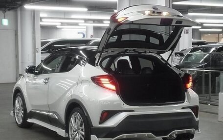 Toyota C-HR I рестайлинг, 2022 год, 2 100 000 рублей, 26 фотография