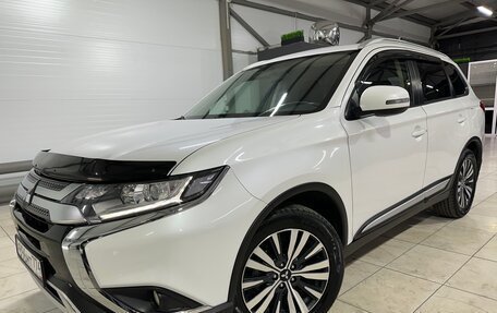 Mitsubishi Outlander III рестайлинг 3, 2021 год, 2 400 000 рублей, 3 фотография