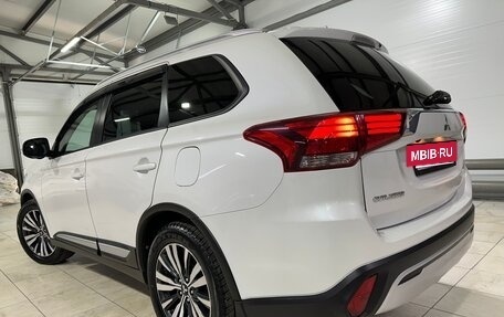 Mitsubishi Outlander III рестайлинг 3, 2021 год, 2 400 000 рублей, 6 фотография