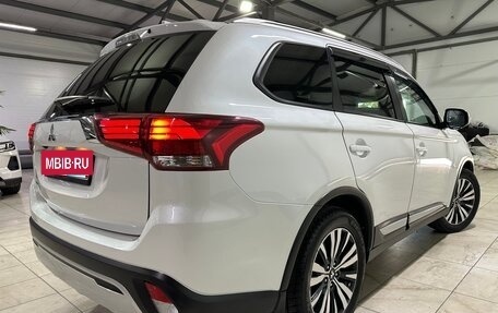 Mitsubishi Outlander III рестайлинг 3, 2021 год, 2 400 000 рублей, 4 фотография
