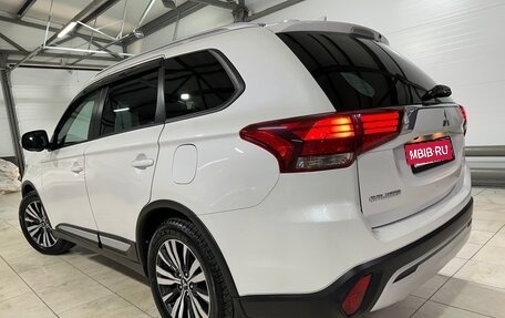 Mitsubishi Outlander III рестайлинг 3, 2021 год, 2 400 000 рублей, 2 фотография