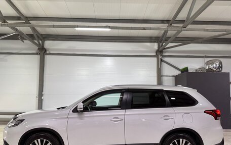 Mitsubishi Outlander III рестайлинг 3, 2021 год, 2 400 000 рублей, 12 фотография