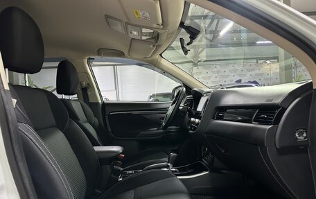 Mitsubishi Outlander III рестайлинг 3, 2021 год, 2 400 000 рублей, 14 фотография