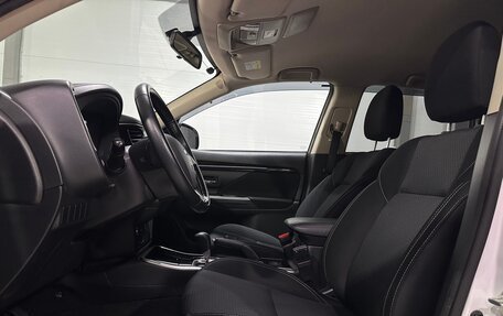 Mitsubishi Outlander III рестайлинг 3, 2021 год, 2 400 000 рублей, 13 фотография