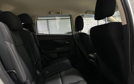Mitsubishi Outlander III рестайлинг 3, 2021 год, 2 400 000 рублей, 17 фотография