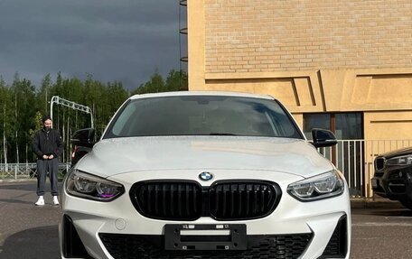 BMW 1 серия, 2022 год, 1 800 000 рублей, 2 фотография