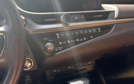 Lexus ES VII, 2021 год, 4 500 000 рублей, 25 фотография