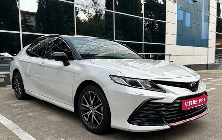 Toyota Camry, 2022 год, 3 799 000 рублей, 2 фотография