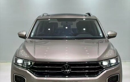 Volkswagen T-Roc I, 2023 год, 1 190 000 рублей, 2 фотография