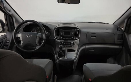 Hyundai H-1 II рестайлинг, 2016 год, 2 650 000 рублей, 13 фотография
