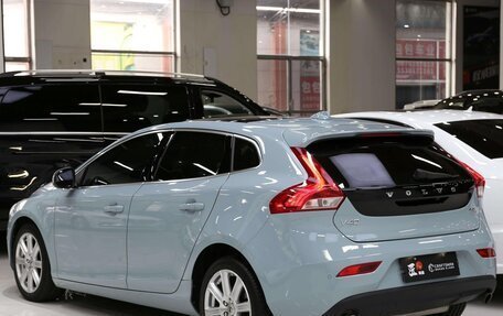 Volvo V40 II рестайлинг, 2019 год, 1 180 000 рублей, 3 фотография