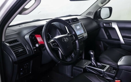 Toyota Land Cruiser Prado 150 рестайлинг 2, 2019 год, 3 990 000 рублей, 15 фотография