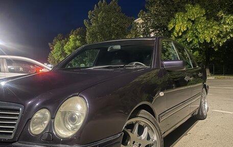 Mercedes-Benz E-Класс, 1998 год, 800 000 рублей, 1 фотография