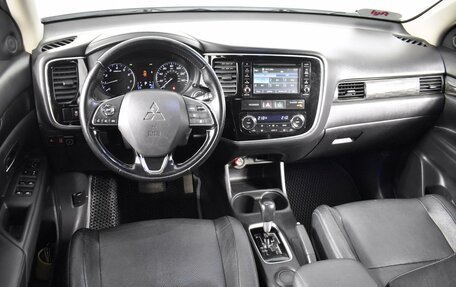 Mitsubishi Outlander III рестайлинг 3, 2015 год, 1 989 900 рублей, 6 фотография