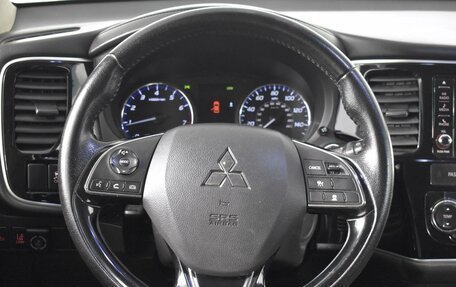 Mitsubishi Outlander III рестайлинг 3, 2015 год, 1 989 900 рублей, 14 фотография