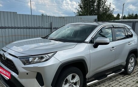 Toyota RAV4, 2021 год, 3 000 000 рублей, 2 фотография