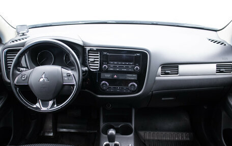 Mitsubishi Outlander III рестайлинг 3, 2016 год, 1 650 000 рублей, 13 фотография