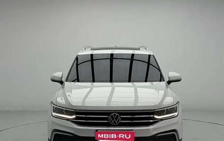 Volkswagen Tiguan II, 2022 год, 2 500 888 рублей, 2 фотография