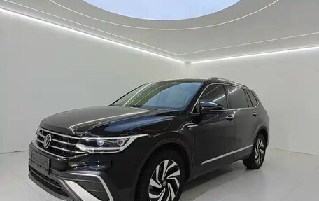 Volkswagen Tiguan II, 2023 год, 2 500 000 рублей, 2 фотография