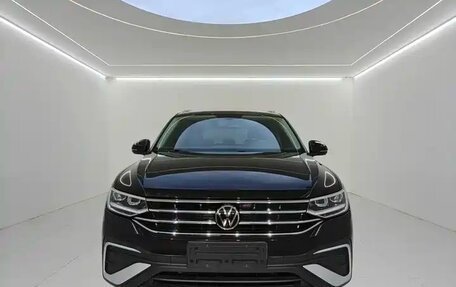 Volkswagen Tiguan II, 2023 год, 2 500 000 рублей, 3 фотография